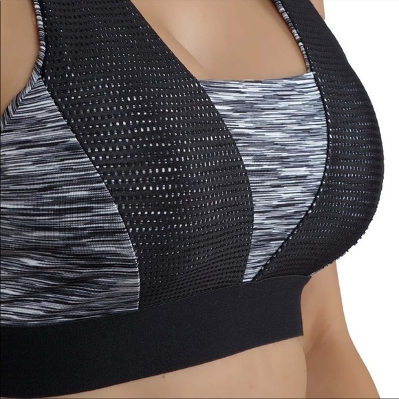 Flattering Yoga Sports Bra with Breathable Open Back - Picture 3 of 4